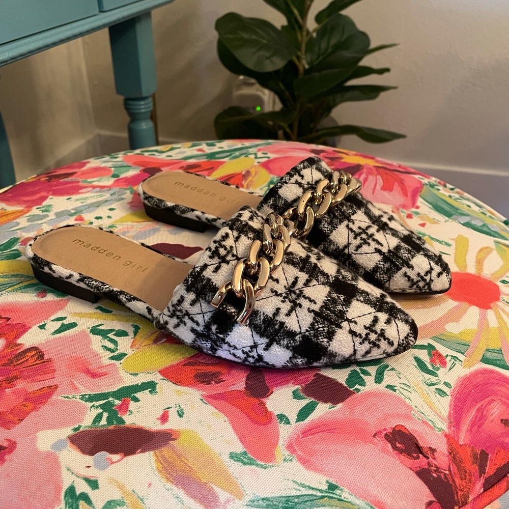 NWT Madden Girl Tania-Q Chained Mule Flats